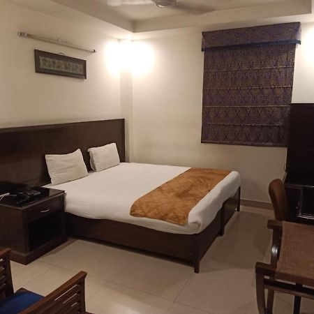 Hotel Clark Heights Új-Delhi Kültér fotó
