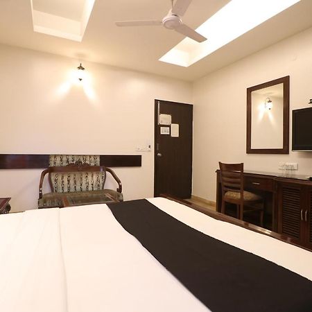 Hotel Clark Heights Új-Delhi Kültér fotó