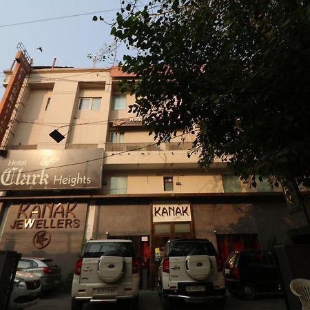 Hotel Clark Heights Új-Delhi Kültér fotó