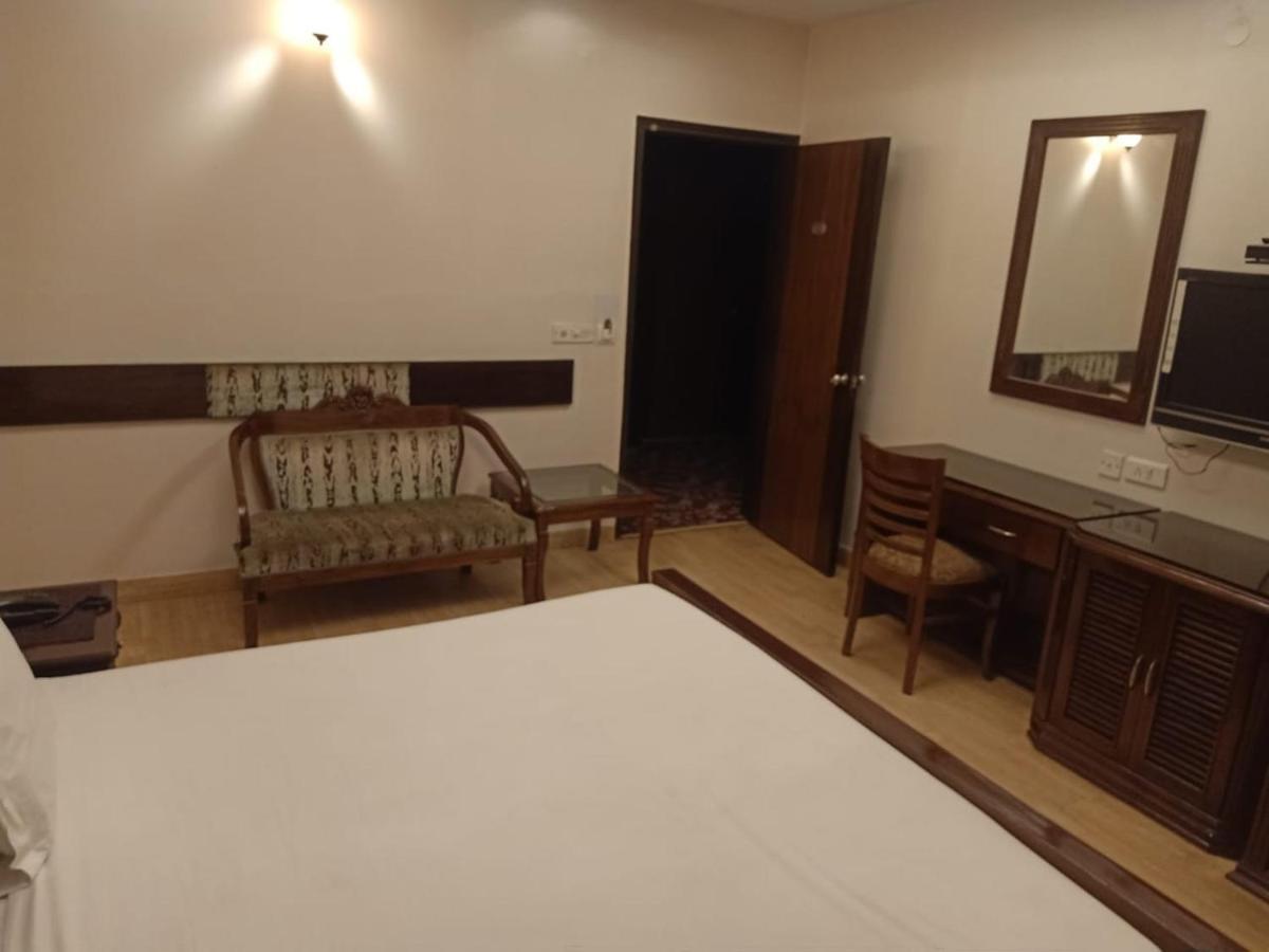 Hotel Clark Heights Új-Delhi Kültér fotó