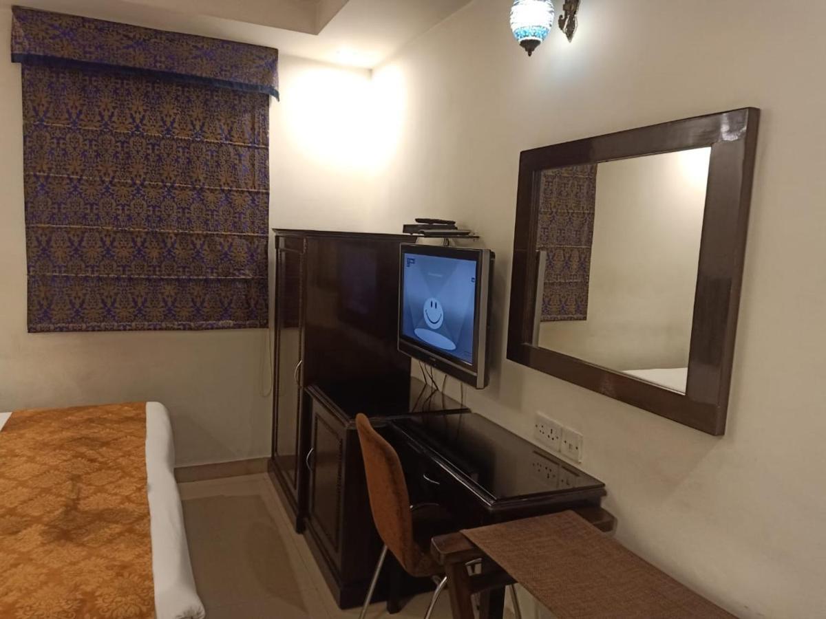 Hotel Clark Heights Új-Delhi Kültér fotó