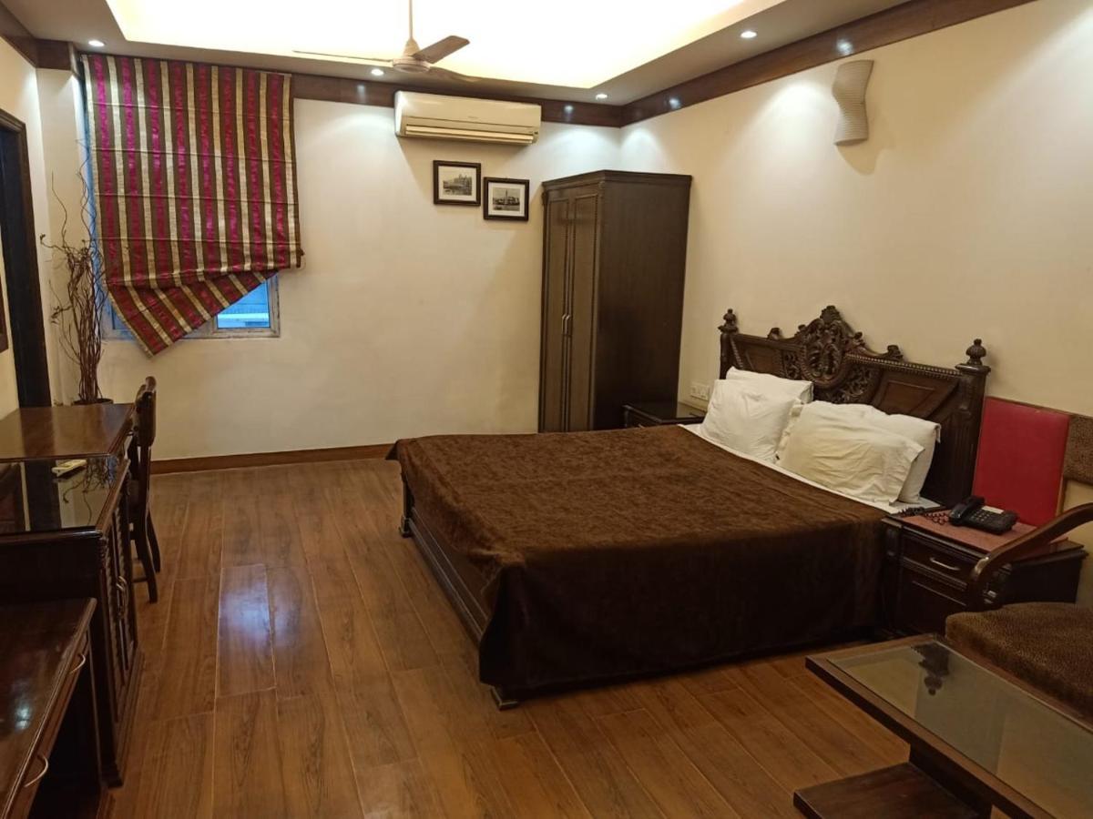 Hotel Clark Heights Új-Delhi Kültér fotó