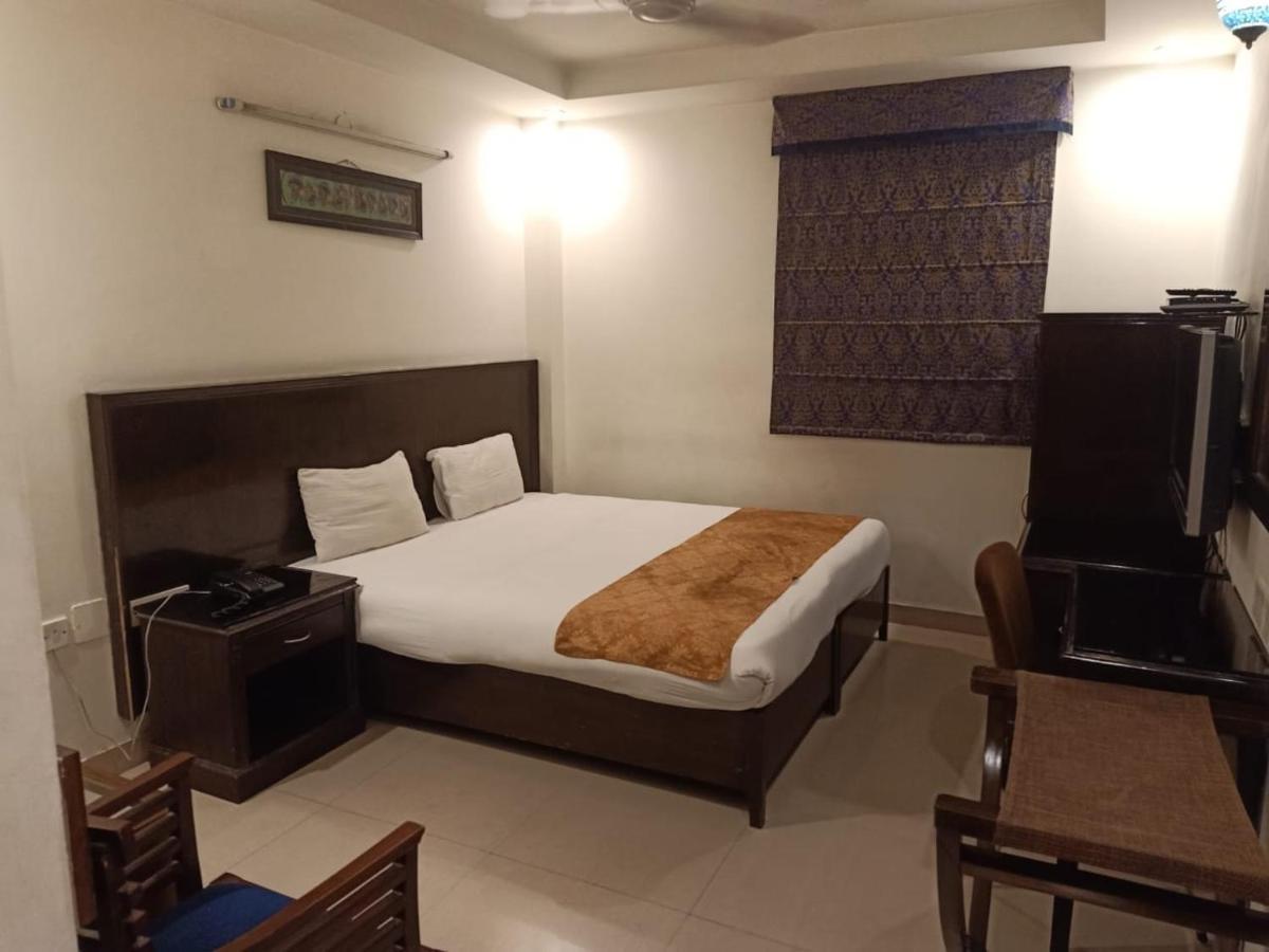 Hotel Clark Heights Új-Delhi Kültér fotó