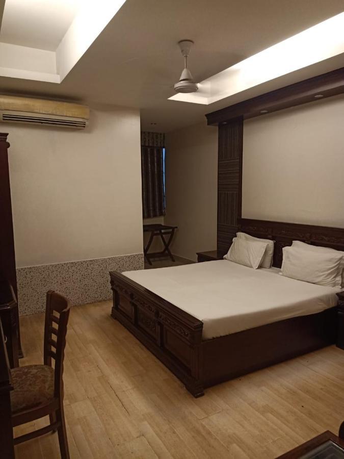 Hotel Clark Heights Új-Delhi Kültér fotó