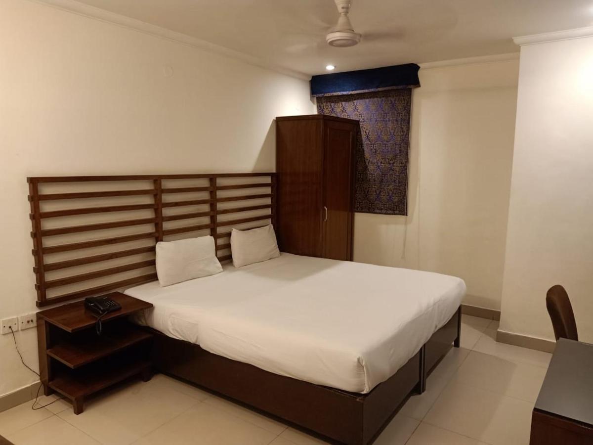 Hotel Clark Heights Új-Delhi Kültér fotó