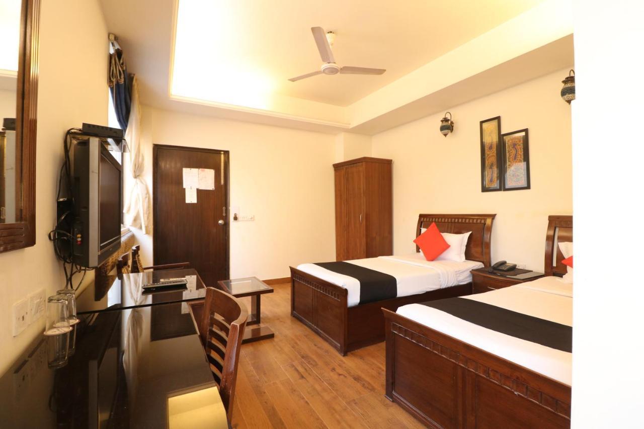Hotel Clark Heights Új-Delhi Kültér fotó