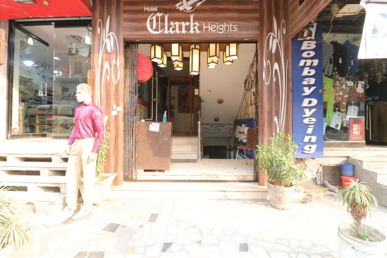Hotel Clark Heights Új-Delhi Kültér fotó