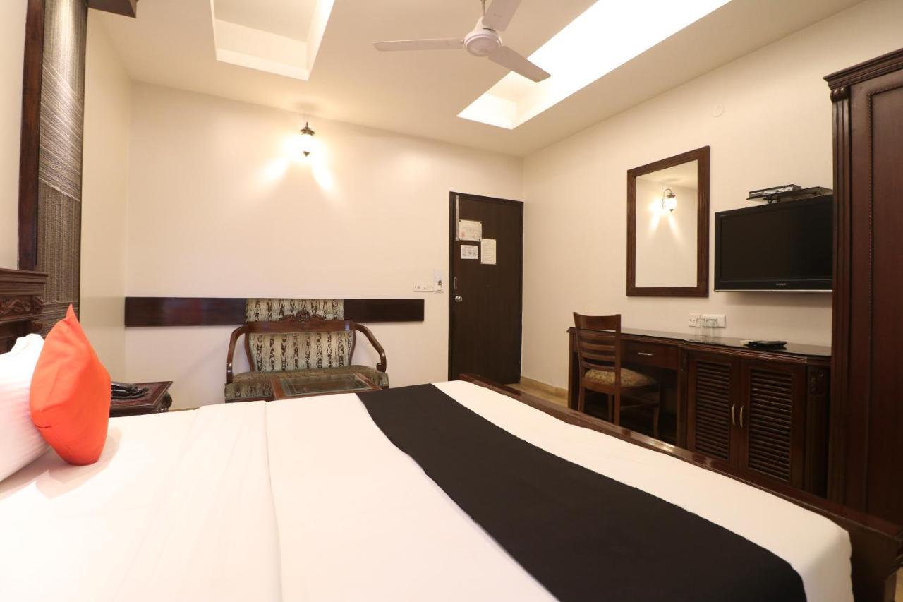 Hotel Clark Heights Új-Delhi Kültér fotó