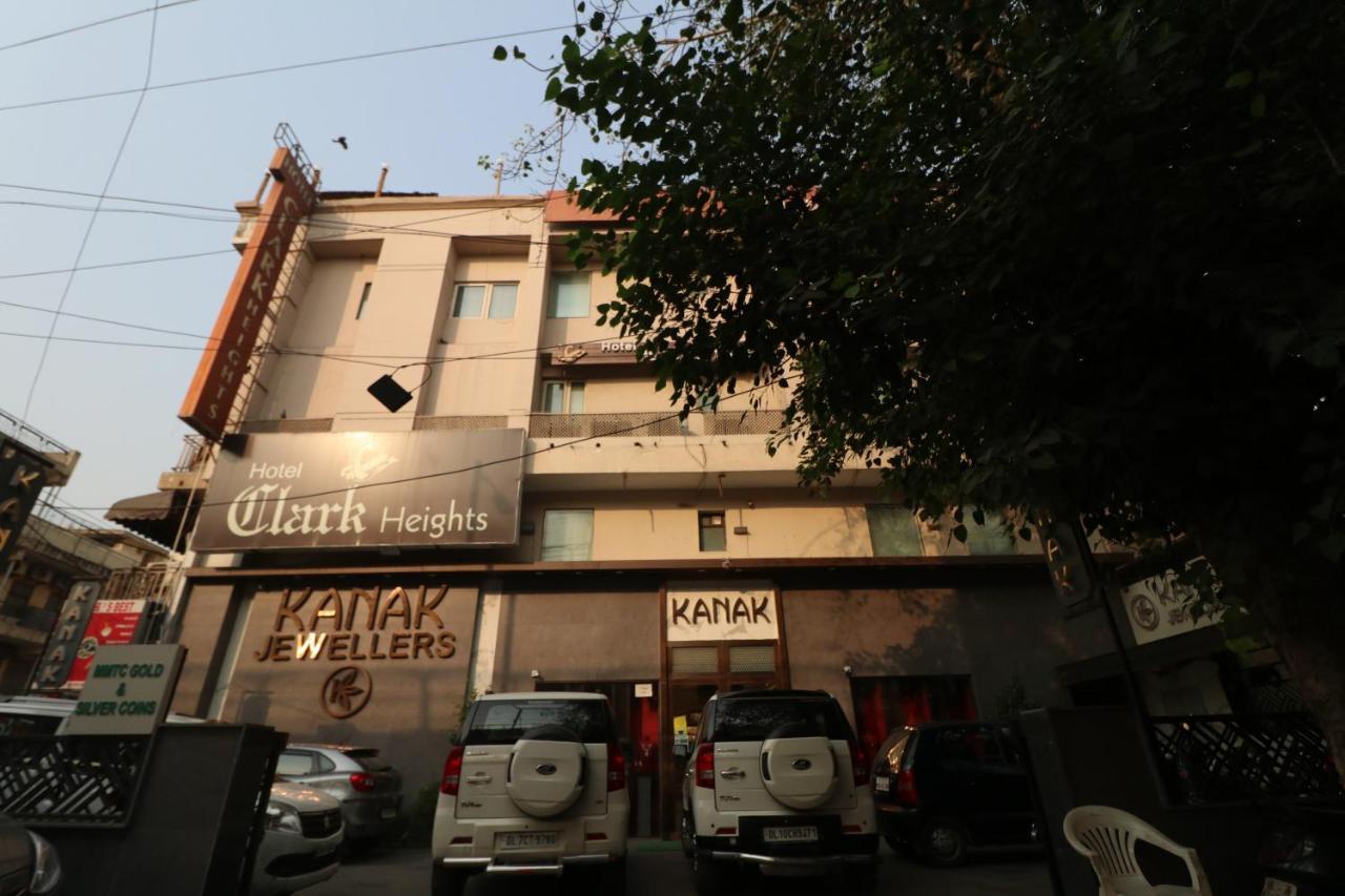 Hotel Clark Heights Új-Delhi Kültér fotó