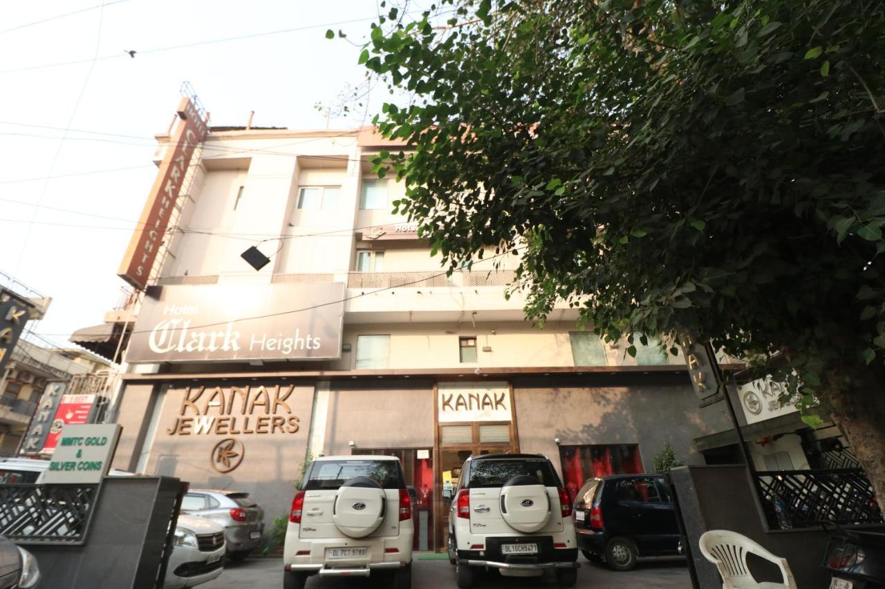 Hotel Clark Heights Új-Delhi Kültér fotó