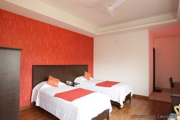 Hotel Clark Heights Új-Delhi Szoba fotó