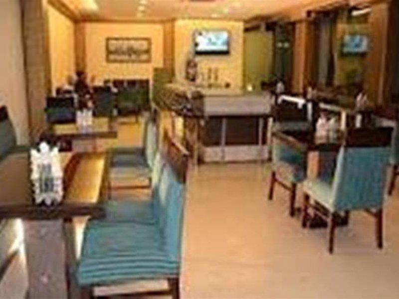Hotel Clark Heights Új-Delhi Kültér fotó