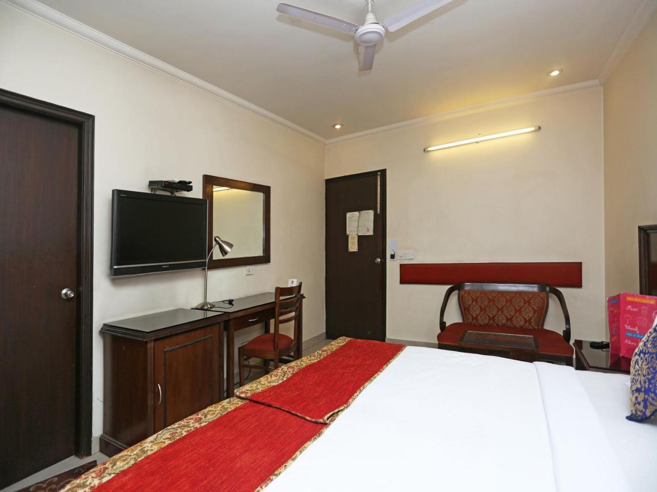 Hotel Clark Heights Új-Delhi Kültér fotó
